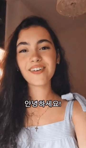 Aluna jovem do Coreano na Hora em depoimento em vídeo